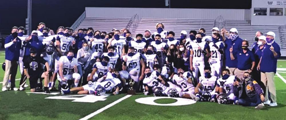 The San Saba High School varsity football team poses together on November 13, 2020, following the Dillos’ bi-district championship 31-17 victory against Forsan High School in neutral site, Wall. Photo courtesy of San Saba All-Sports Booster Club.