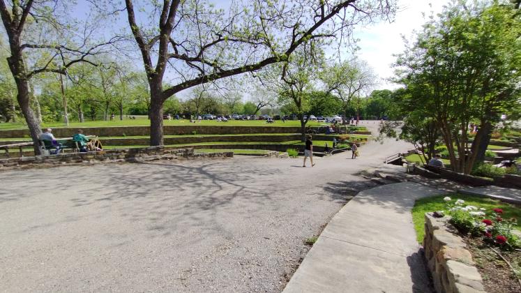 Tourists at Mill Pond Park - photo by Yvonne Contreras