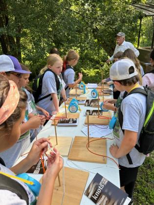 Dr. Jim Conyers instructs the kampers on how to tie knots.