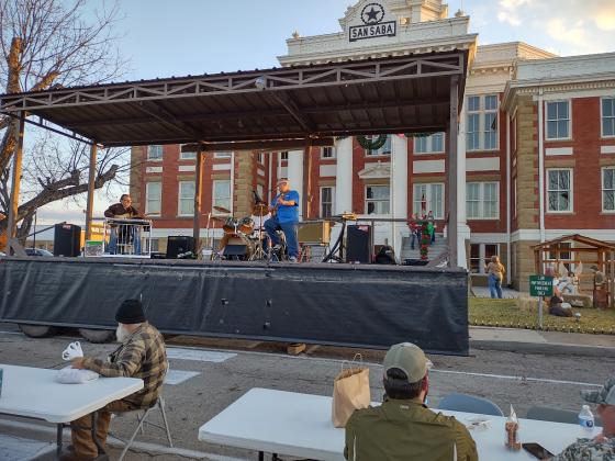 Mark Scott and team providing music in front of the Courthouse. Notice the photo op going on in the background. (Djuana Payton)