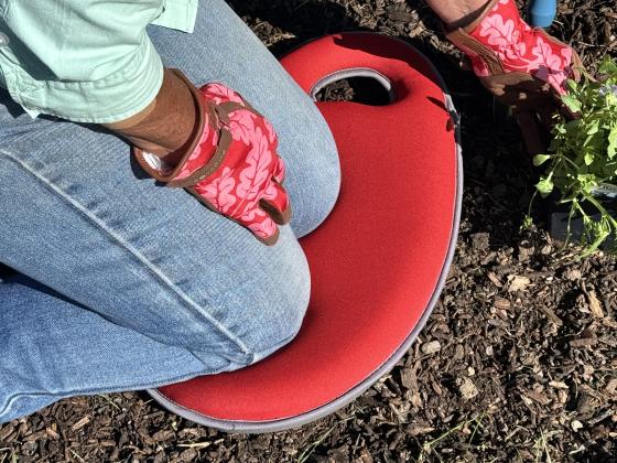 Kneeler pads provide comfort and protection for knees. / Courtesy of MelindaMyers.com
