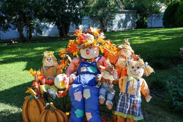 SSGC Fall Yard of the Month - Scarecrow Family