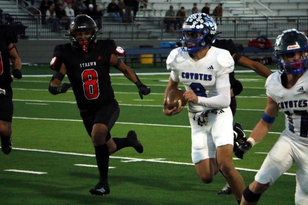 #8 Ethan Deeds carrying ball, #17 Billy Perry