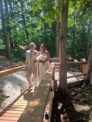 Ashley Maness with Dad Bruce taking her bridal walk to the altar. Photo by Sue Ransom