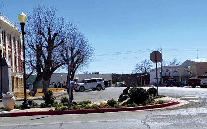 KSSB Board Directors Lucia Martinez and Gale Ivy were cleaning out the flower beds by the San Saba County Courthouse on Monday. Photo by Djuana Payton