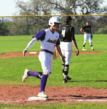 Dillos Baseball uses late surge to topple Junction
