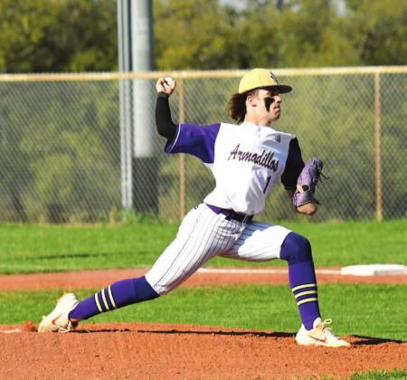 Dillos Baseball uses late surge to topple Junction