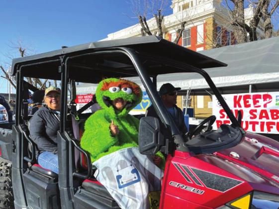 Oscar urging community to pick up trash.
