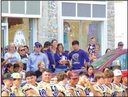 A large crown joined the Armadillo football team, cheerleaders, band and student body for the Homecoming Pep Rally held downtown on Friday. Photo by Carolyn Preece