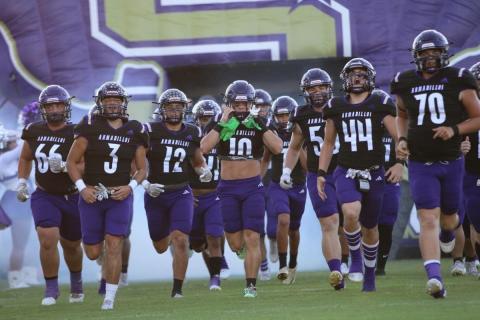 Dillos take the field in last week’s game against Hamilton. / Courtesy of Kayti Lackey - 1916 Athletics