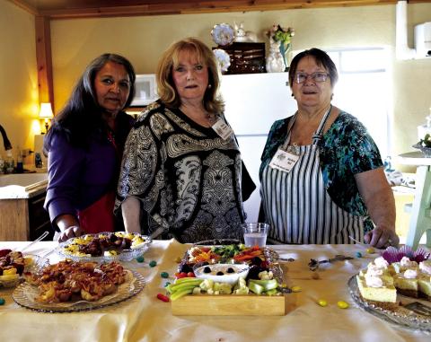 (l-r) Dianna Furlan (presenter), Marjean Alexander (chair, hostess committee), Barbara Bell
