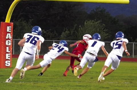 Franky Penney, Preston Hanley, Max Williams, and Tyler Kaine working together against Leakey. See additional photo on Page 9! Courtesy Valerie Valdez