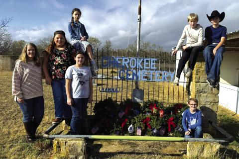 Students share Christmas spirit with fallen heroes